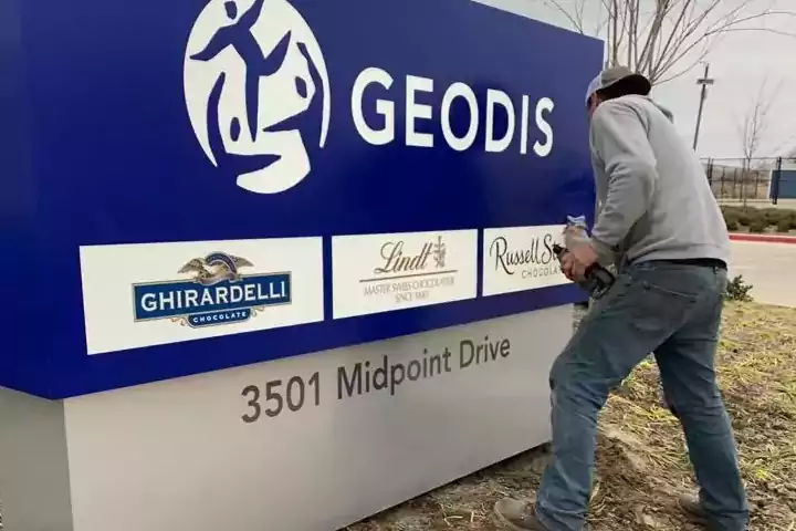 Oracle Signs Texas - Photo of a worker installing Geodis monument sign